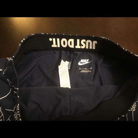 Nike Women’s Floral Outline Print Leggings Size M - Picture 3 of 3